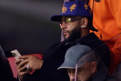 Koeman cobra forma física de Memphis Depay e ameaça deixá-lo fora da Copa