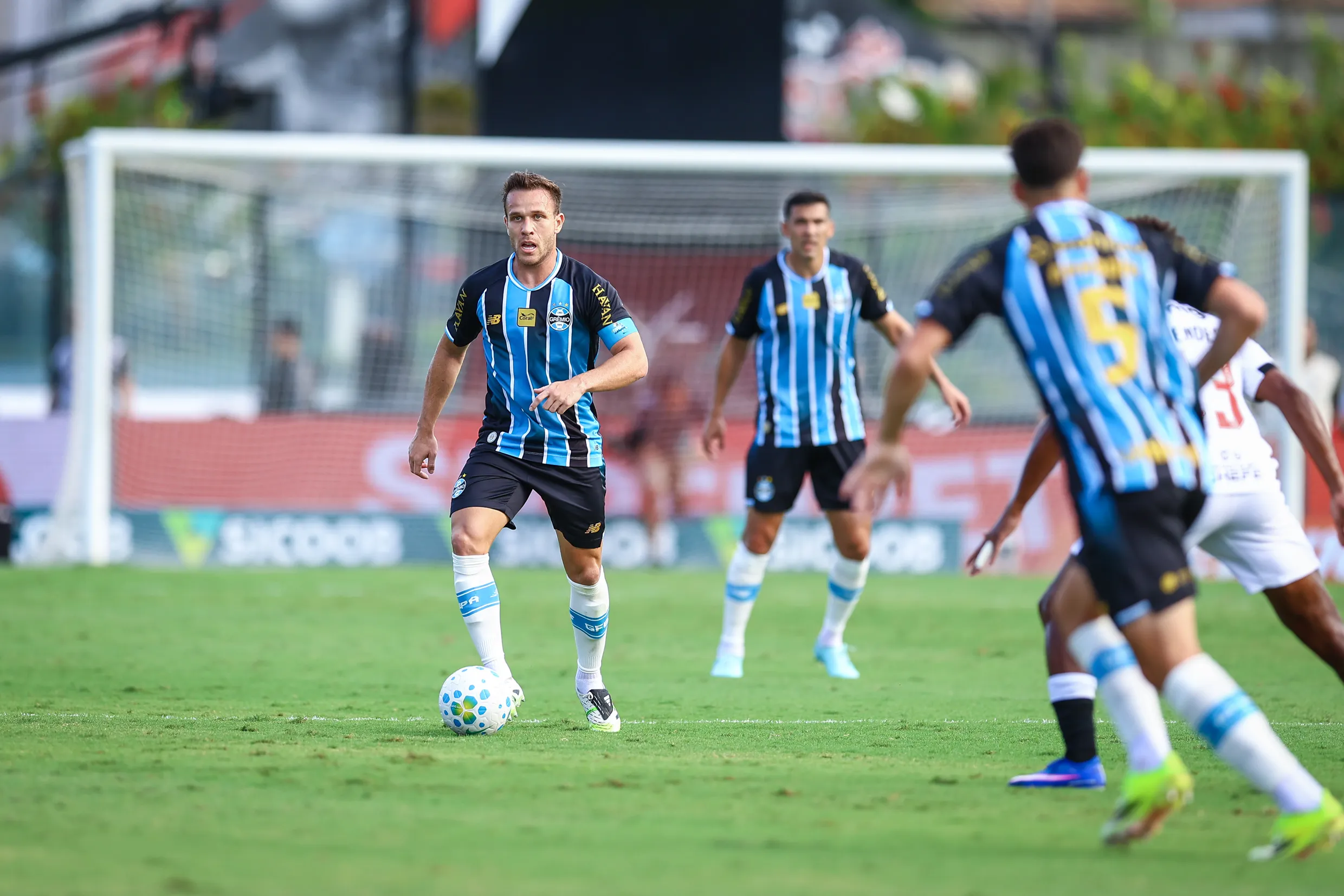 Grêmio corre contra o tempo para renovar com quatro titulares que ficam sem contrato em 2026 - Imagem do artigo