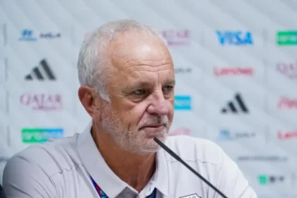 Técnico australiano isola seleção do Iraque das notícias da guerra antes de jogo decisivo contra a Bolívia