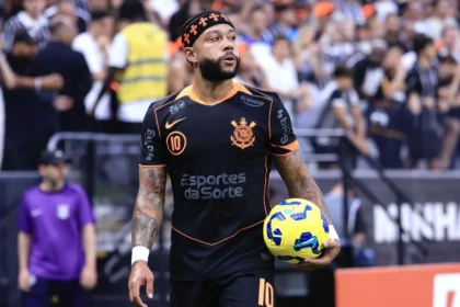 Koeman admite que lesão pode tirar Memphis Depay da Copa de 2026