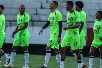 Executivo do Santa Cruz nega elenco inflado e confirma 34 jogadores após janela de transferências