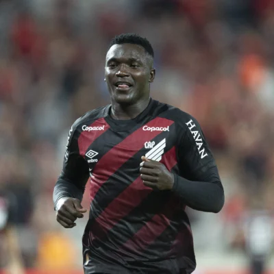 Viveros marca duas vezes, assume artilharia do Athletico e recebe elogios de Odair Hellmann