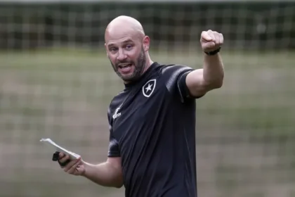 Botafogo afunila busca por técnico e aponta Franclim Carvalho como principal opção