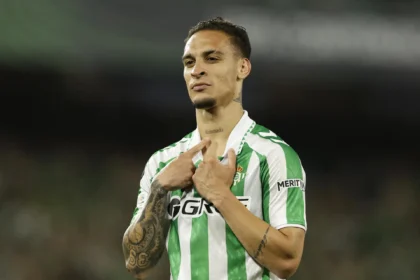 Imagem destacada Antony volta aos treinos coletivos do Real Betis depois de lesão