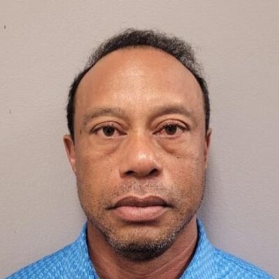 Imagem destacada Tiger Woods afirma ter checado o celular antes de capotar carro na Flórida