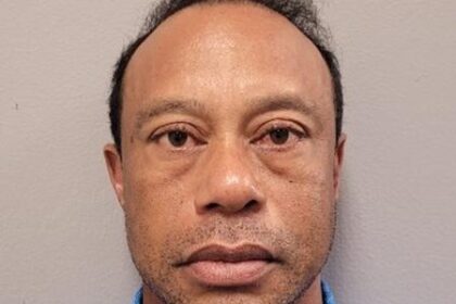 Imagem destacada Tiger Woods afirma ter checado o celular antes de capotar carro na Flórida