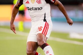 Flamengo abre negociações para renovar com Alex Sandro, mas lateral avalia aposentadoria ou mercados alternativos