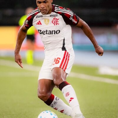 Flamengo abre negociações para renovar com Alex Sandro, mas lateral avalia aposentadoria ou mercados alternativos