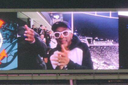 Astro de Hollywood marca presença em jogo do Corinthians na Neo Química Arena