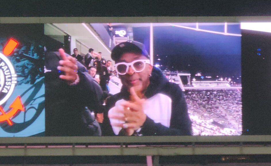 Astro de Hollywood marca presença em jogo do Corinthians na Neo Química Arena