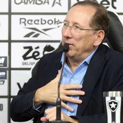 Imagem destacada Eagle contesta dívida de R$ 139,8 milhões cobrada pela Botafogo SAF e acusa John Textor de assumir clube “na mão grande”