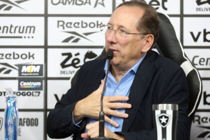 Imagem destacada Eagle contesta dívida de R$ 139,8 milhões cobrada pela Botafogo SAF e acusa John Textor de assumir clube “na mão grande”