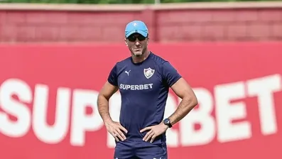 Imagem destacada Zubeldía mantém rotina intensa no Fluminense mesmo após cirurgia cardíaca