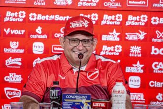 Guto Ferreira elogia estrutura do Vila Nova antes de estreia contra o Sport pela Série B