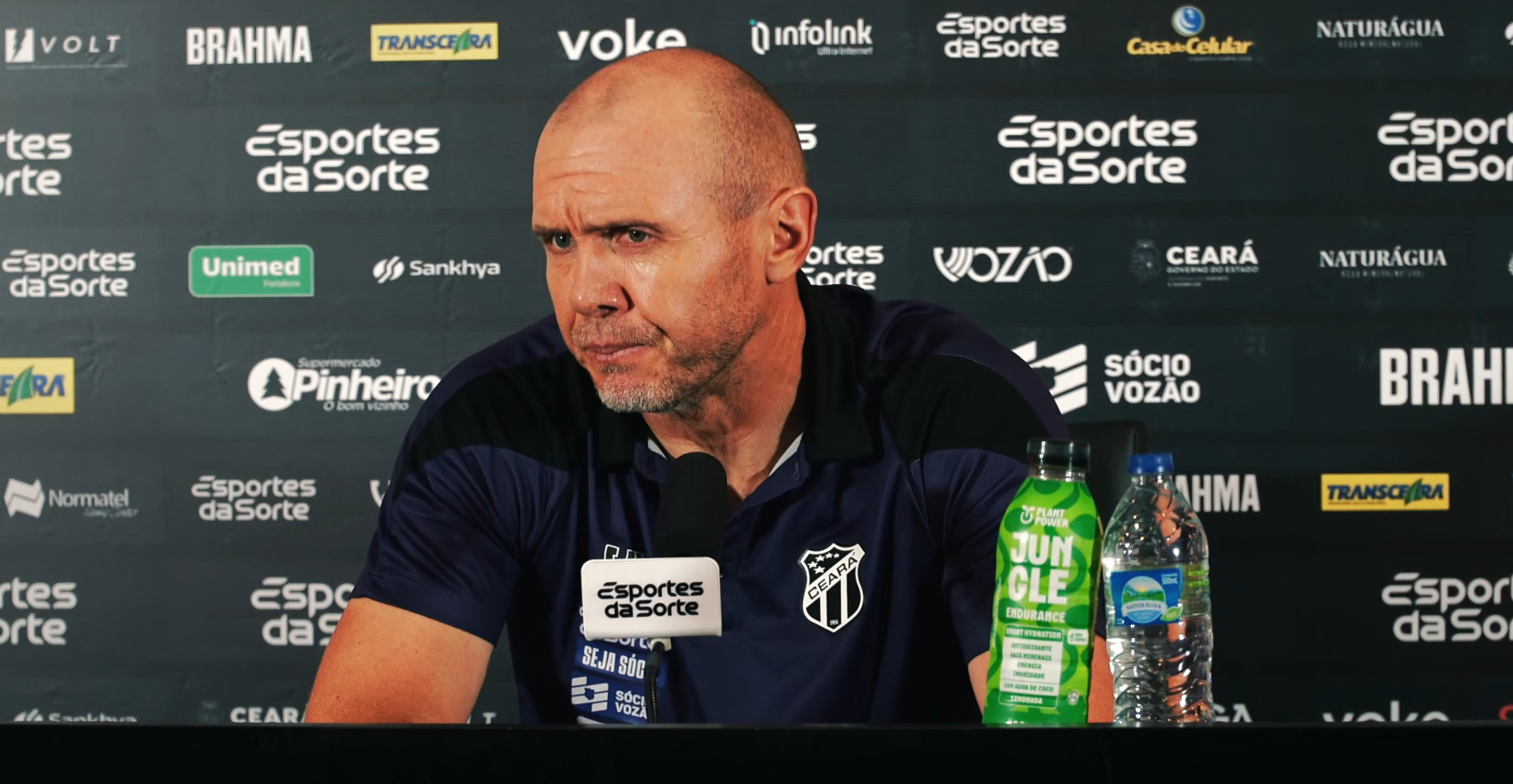 Técnico do Ceará reclama de expulsão de Lucas Lima e vê critérios confusos da arbitragem em empate com a Ponte Preta - Imagem do artigo