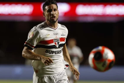 Imagem destacada Calleri sai em defesa de Roger após empate e brinca: “Ele não fala chinês”