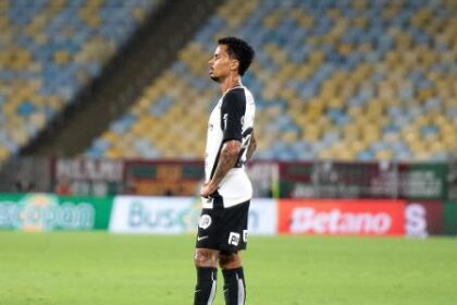 Imagem destacada Allan é expulso por gesto obsceno em derrota do Corinthians para o Fluminense no Maracanã