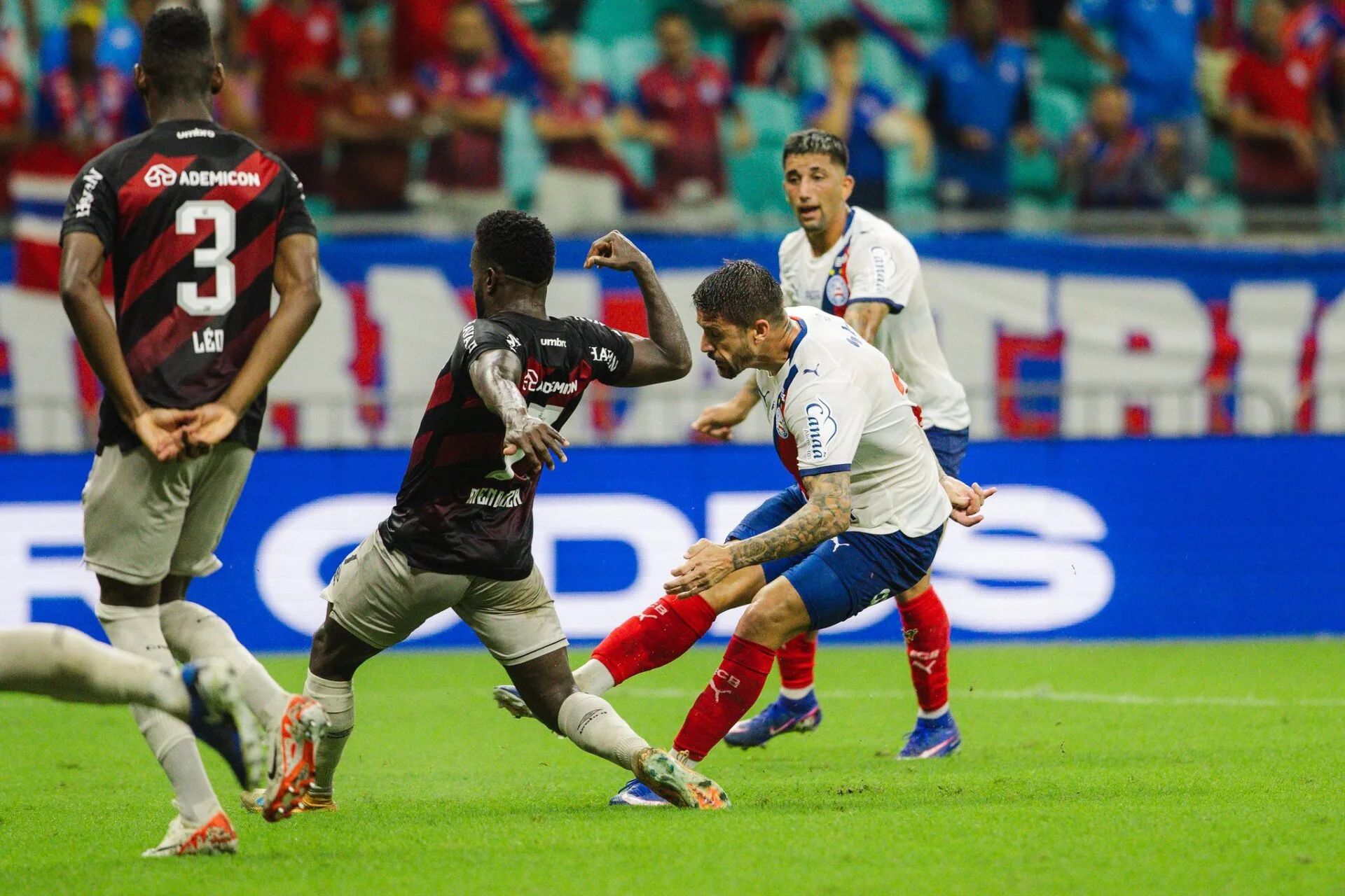 Bahia domina na eficiência, goleia Athletico-PR e assume o G-4 do Brasileirão - Imagem do artigo