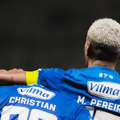 Imagem destacada Cruzeiro faz 3 a 0 no Vitória em seis minutos e abandona a lanterna na estreia de Artur Jorge