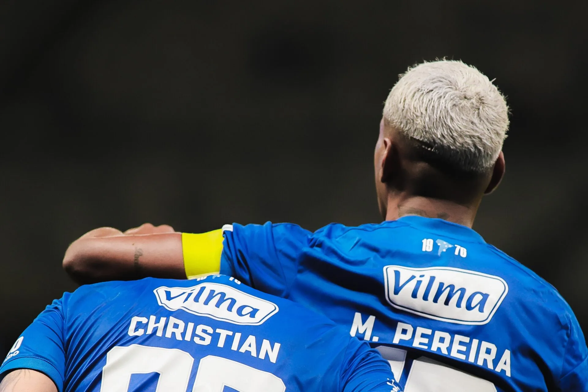 Cruzeiro faz 3 a 0 no Vitória em seis minutos e abandona a lanterna na estreia de Artur Jorge - Imagem do artigo