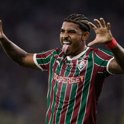 Imagem destacada Fluminense bate Corinthians no Maracanã e encosta na liderança do Brasileirão