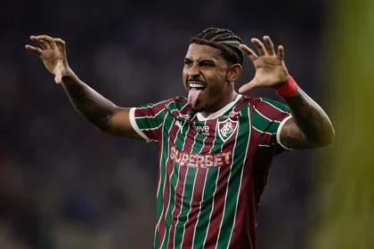 Imagem destacada Fluminense bate Corinthians no Maracanã e encosta na liderança do Brasileirão