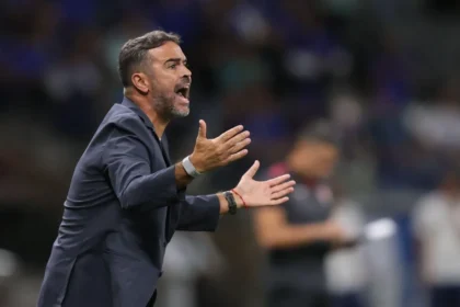 Imagem destacada Cruzeiro goleia Vitória no Mineirão e conquista primeira vitória no Brasileirão sob o comando de Artur Jorge