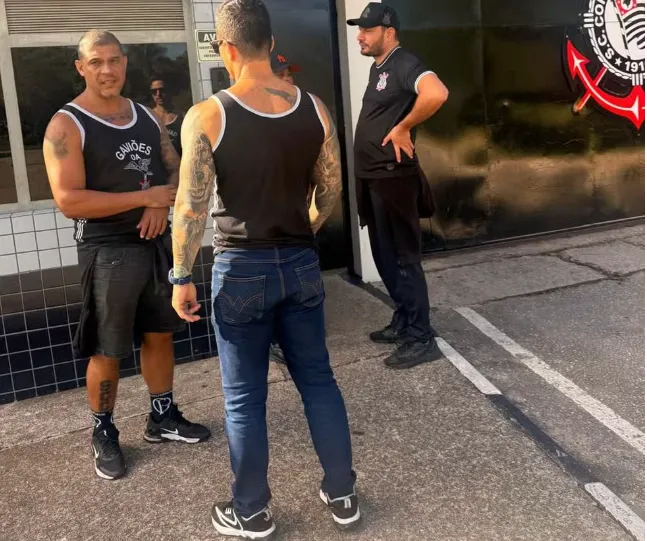 Torcida organizada vai ao CT e pressiona Dorival Júnior e elenco do Corinthians - Imagem do artigo