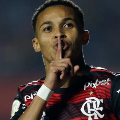 Imagem destacada Flamengo cobra Almería por dívida de €1,8 milhão na transferência de Lázaro
