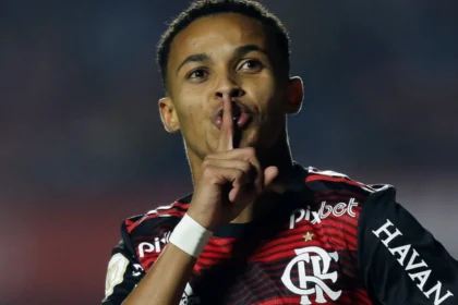 Imagem destacada Flamengo cobra Almería por dívida de €1,8 milhão na transferência de Lázaro