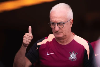 Imagem destacada Torcida do Corinthians vai ao CT e cobra Dorival Júnior após série sem vitórias