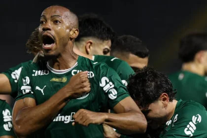 Imagem destacada Marlon Freitas decide, Palmeiras bate Grêmio e segue isolado na liderança