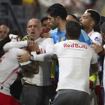 Imagem destacada Rossi diz ter reagido a cotovelada de auxiliar do Bragantino em De La Cruz após derrota do Flamengo