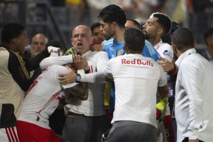 Imagem destacada Rossi diz ter reagido a cotovelada de auxiliar do Bragantino em De La Cruz após derrota do Flamengo