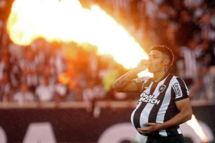 Imagem destacada Luis Henrique vê diferença no jogo em gramados sintéticos e relembra passagem pelo Botafogo