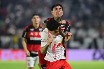 Imagem destacada Leonardo Jardim cobra atitude do Flamengo e reprova expulsão de Pulgar na derrota para o Bragantino