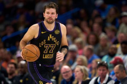Imagem destacada Luka Doncic sofre lesão na coxa e fica fora da fase regular pelos Lakers