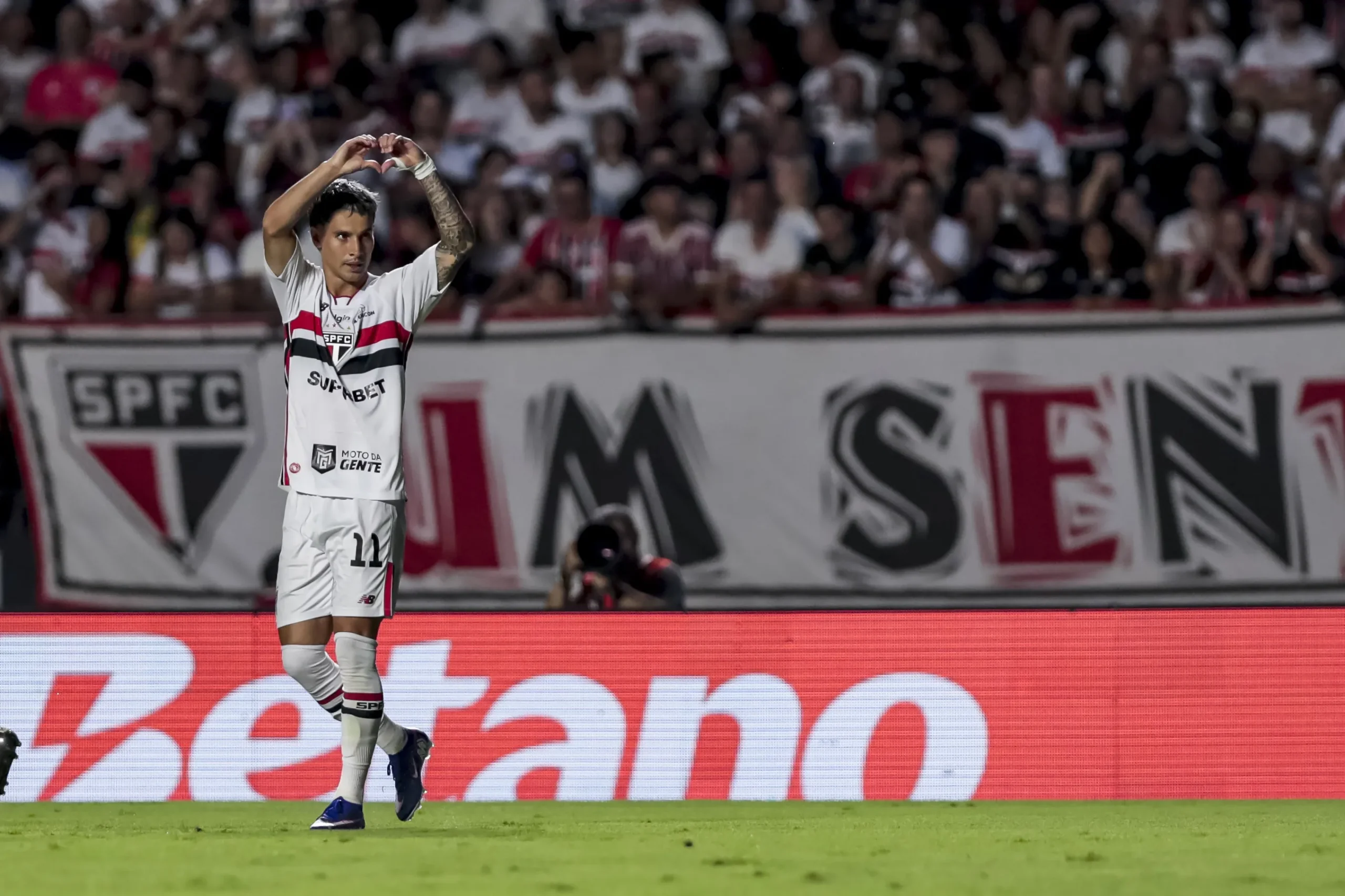 Ferreirinha marca três vezes na goleada do São Paulo e se emociona no Morumbis - Imagem do artigo