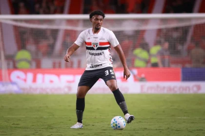 Imagem destacada São Paulo debate permanência da New Balance e avalia oferta da Penalty até 2032
