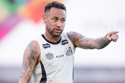 Imagem destacada Neymar treina no CT Rei Pelé enquanto Santos viaja para estreia na Sul Americana