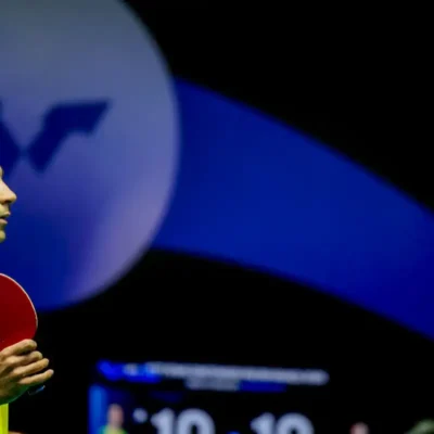 Imagem destacada Hugo Calderano é superado por Wang Chuqin na semifinal e fatura bronze na Copa do Mundo