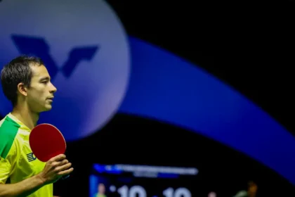 Imagem destacada Hugo Calderano é superado por Wang Chuqin na semifinal e fatura bronze na Copa do Mundo