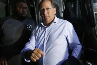 Imagem destacada John Textor oferece US$ 25 milhões para capitalizar SAF do Botafogo e pretende ampliar fatia acionária