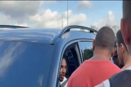 Imagem destacada Torcedores do Corinthians cercam jogadores e aumentam pressão após nove partidas sem vitória