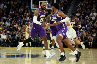 Bronny passa para LeBron e dupla faz história em vitória dos Lakers sobre os Warriors
