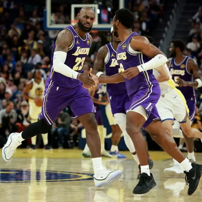 Imagem destacada Bronny passa para LeBron e dupla faz história em vitória dos Lakers sobre os Warriors