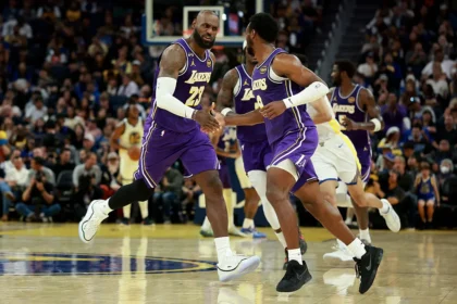 Imagem destacada Bronny passa para LeBron e dupla faz história em vitória dos Lakers sobre os Warriors