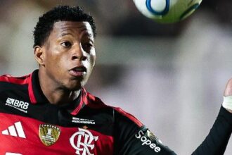 Gonzalo Plata retoma espaço no Flamengo após punição e recebe apoio do elenco
