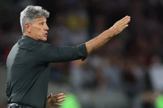Vasco demonstra interesse em Robert Arboleda, zagueiro do São Paulo
