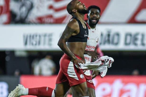 Sergipano Victor Andrade marca gol da vitória do Náutico sobre Athletic na Série B